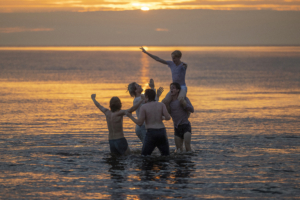 sommartider_nevis_productions_credit__niklas_maupoix_nevis_productions_still_sommartider_2024_04_2614_51_54_28b91d3a